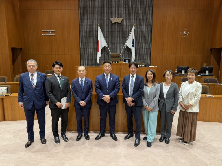 小牧市議会の議場にて
